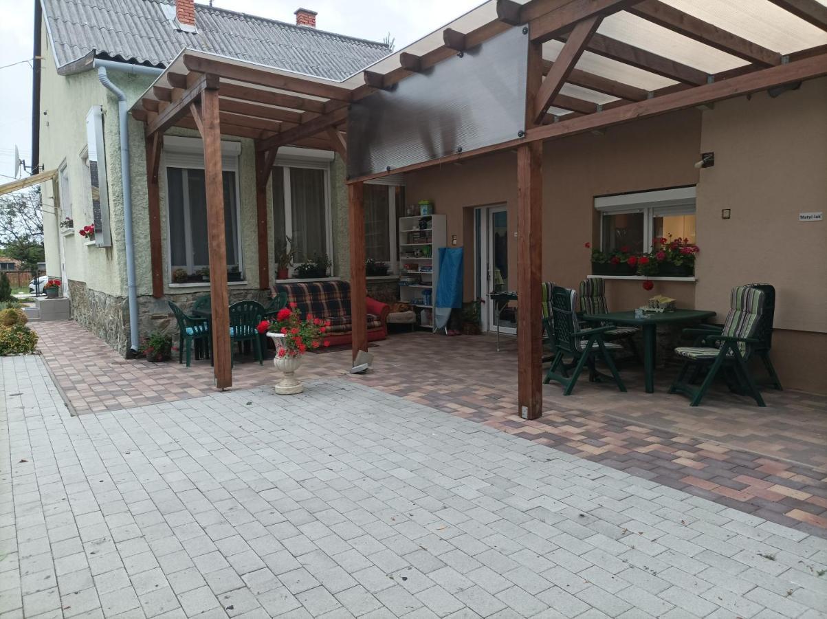 Csilla Apartman Balogunyom Luaran gambar